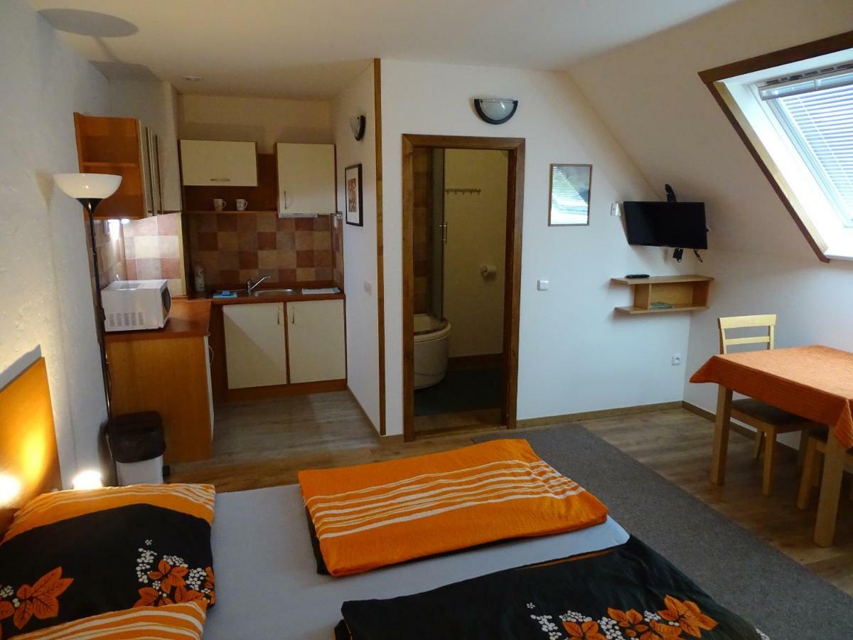 Penzion Pod Vapenkami Strážnice Exterior foto