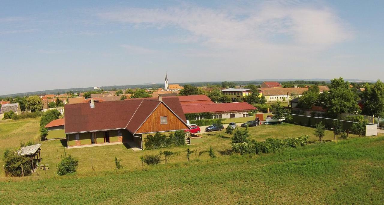 Penzion Pod Vapenkami Strážnice Exterior foto